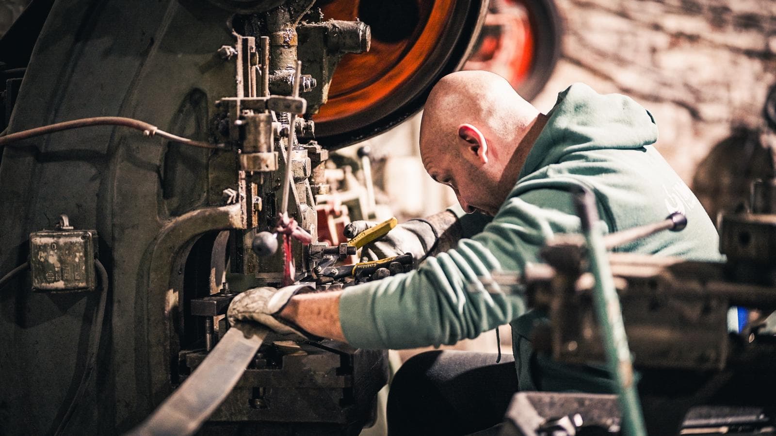 Artisan working in the MateArte workshop